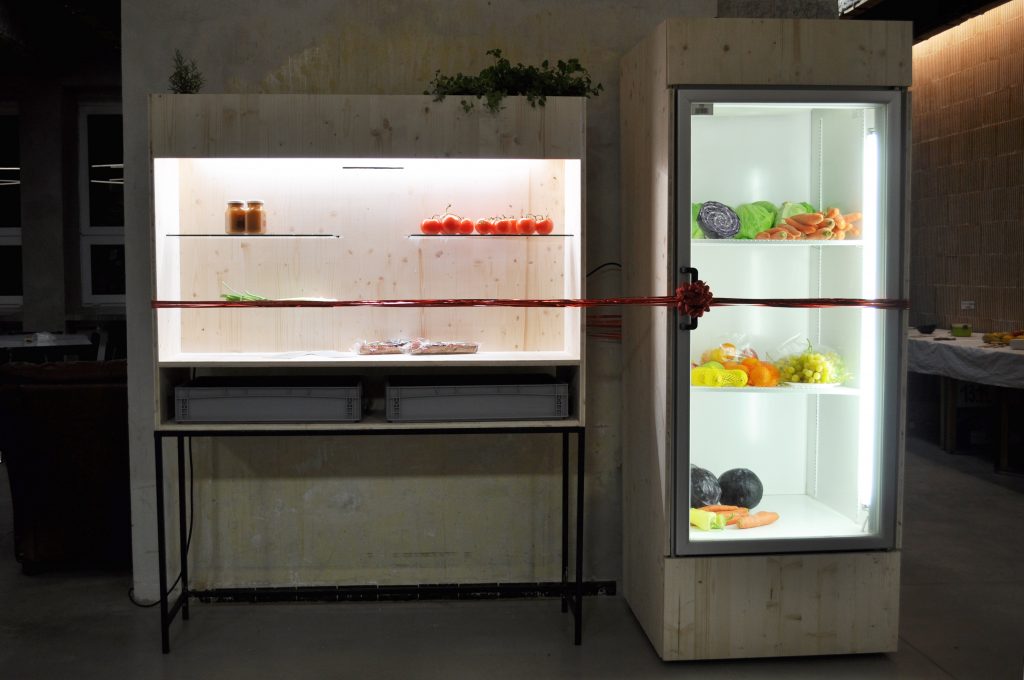 Archívna snímka: Otvorenie chladničky v Novej Cvernovke. Zdroj: Free Food