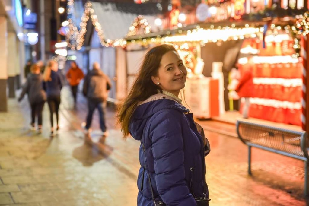 Mirka oslavuje Vianoce dvakrát. Najskôr pracovnejšie v Anglickua druhýkrát v januári s rodinou na Slovensku.