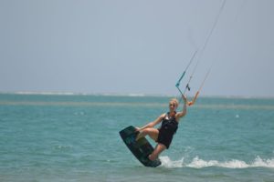 Katarína pracuje v Egypte ako inštruktorka kitesurfingu