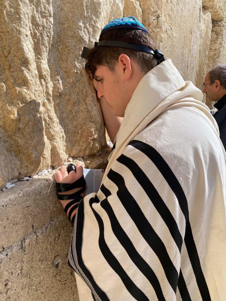 Daniel Feldmar pri múre nárekov v Jeruzaleme.
