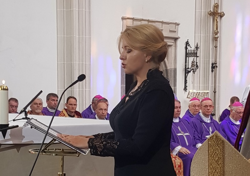 Ľudskosť kardinála J. Tomka a jeho vieru postavenú na dôvere a láske vyzdvihla v závere aj prezidentka Zuzana Čaputová.