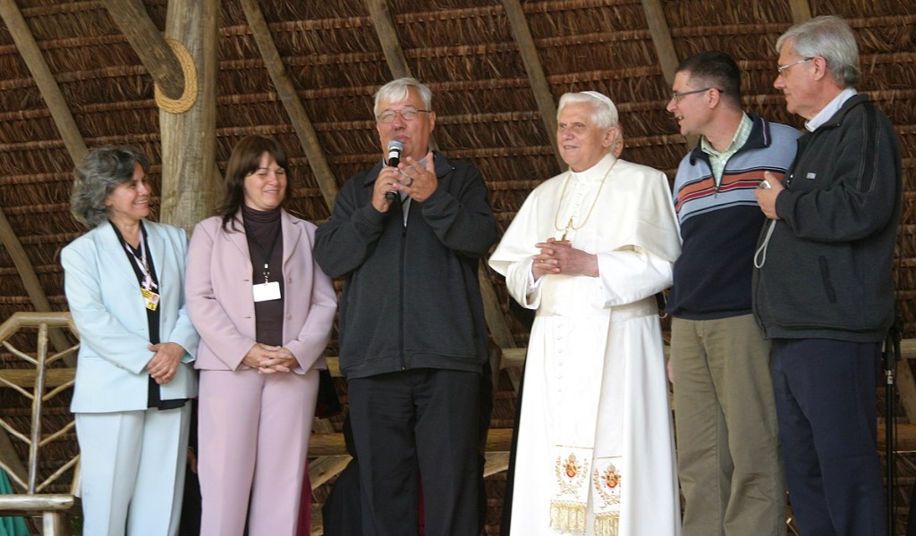Pápež Benedikt XVI. na návšteve komunitného domu Fazenda da Esperanca v Brazílii. V strede zakladateľ komunity Peter Hans Stapel, OFM.