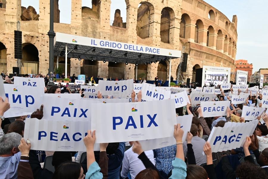 Modlitby za mier - Záverečný ceremoniál pred Koloseom v Ríme. Foto: Facebook Sant´Egidio