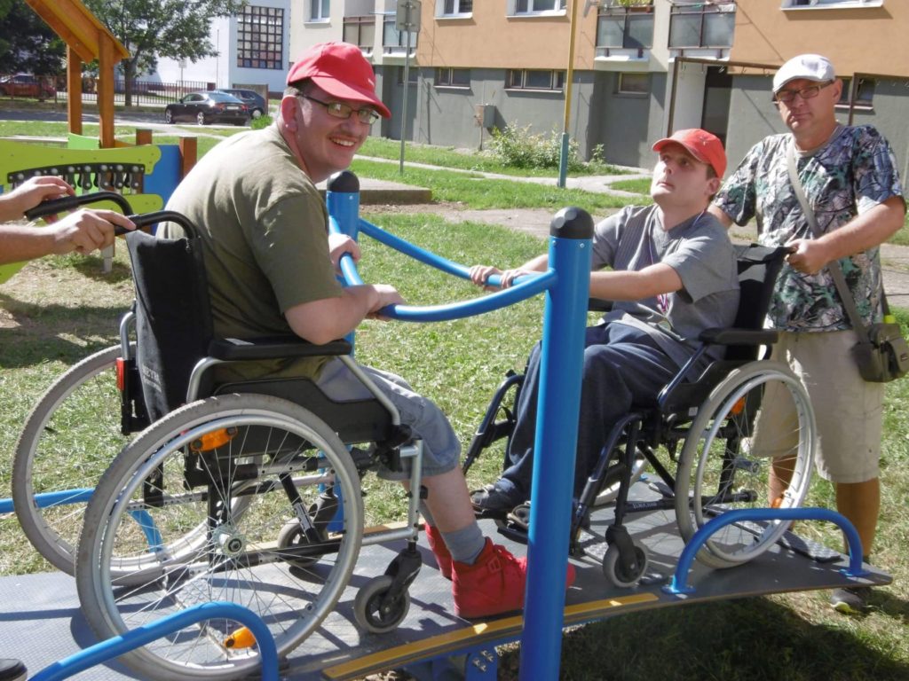 Hojdačka slúži tak pre ľudí na vozíku, ako aj v kočíku.
