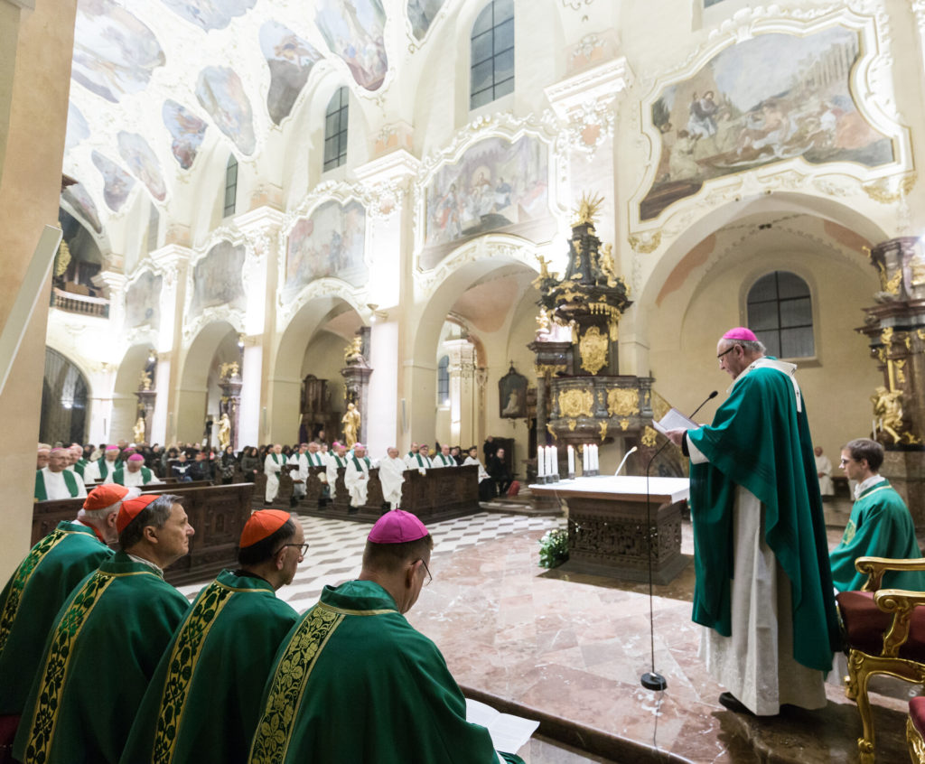 Svätá omša počas Kontinentálneho synodálneho stretnutia v Prahe. Foto: Človek a Viera/Jana Havlová