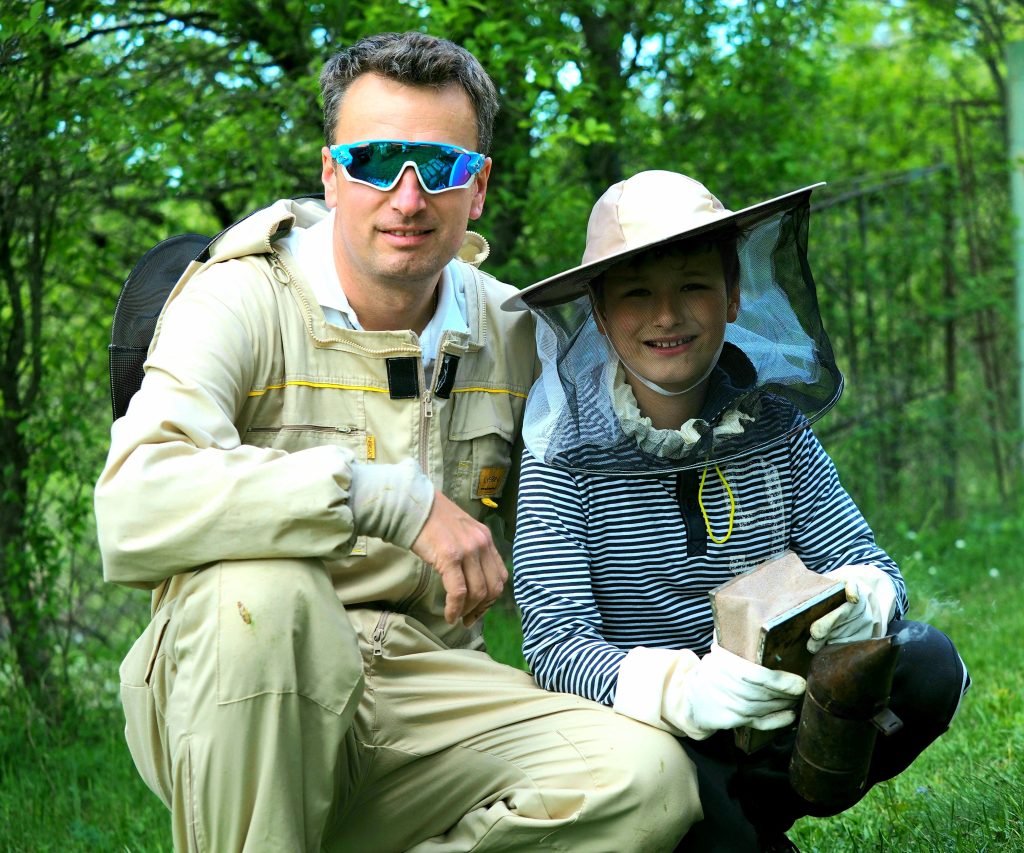 Láska k včelám je v rodine. Braňo Jurčo s najmladším synom. Foto: archív B. J.