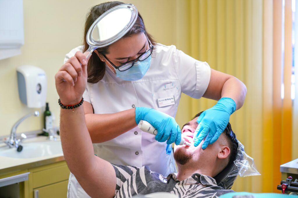 V súčasnosti absolvuje preventívnu prehliadku u zubného lekára približne 50 percent pacientov ročne. Zubné benefity využívalo 15 % poistencov. Foto: Unsplash